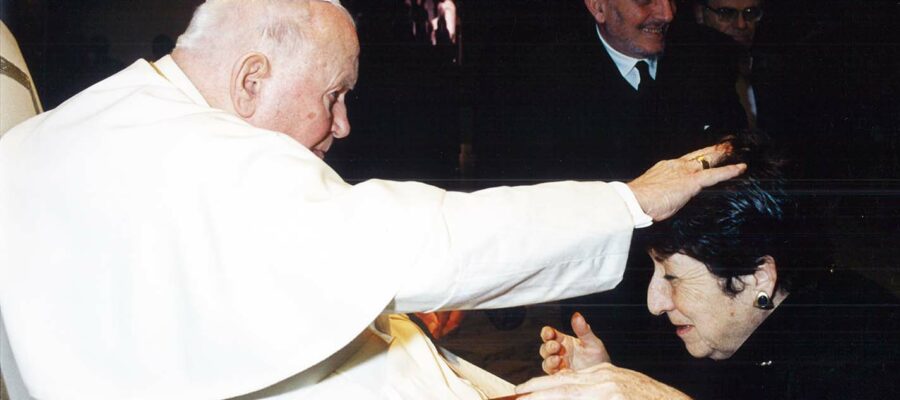 Святой Иоанн Павел II благословляет Кармен Эрнандес