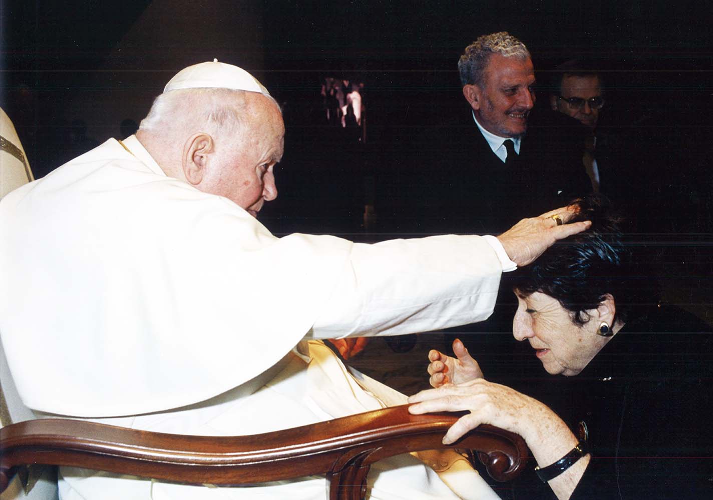 San Juan Pablo II bendice a Carmen Hernández