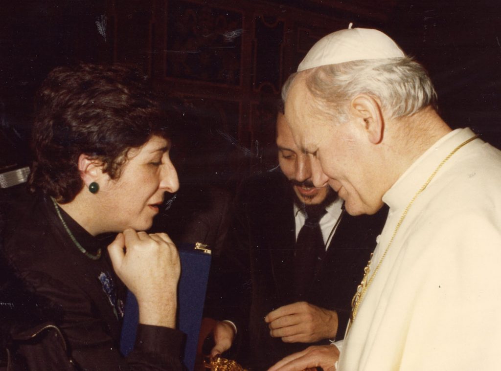 Carmen Hernández giving a gift, alongside Kiko Argüello, to Pope John Paul II